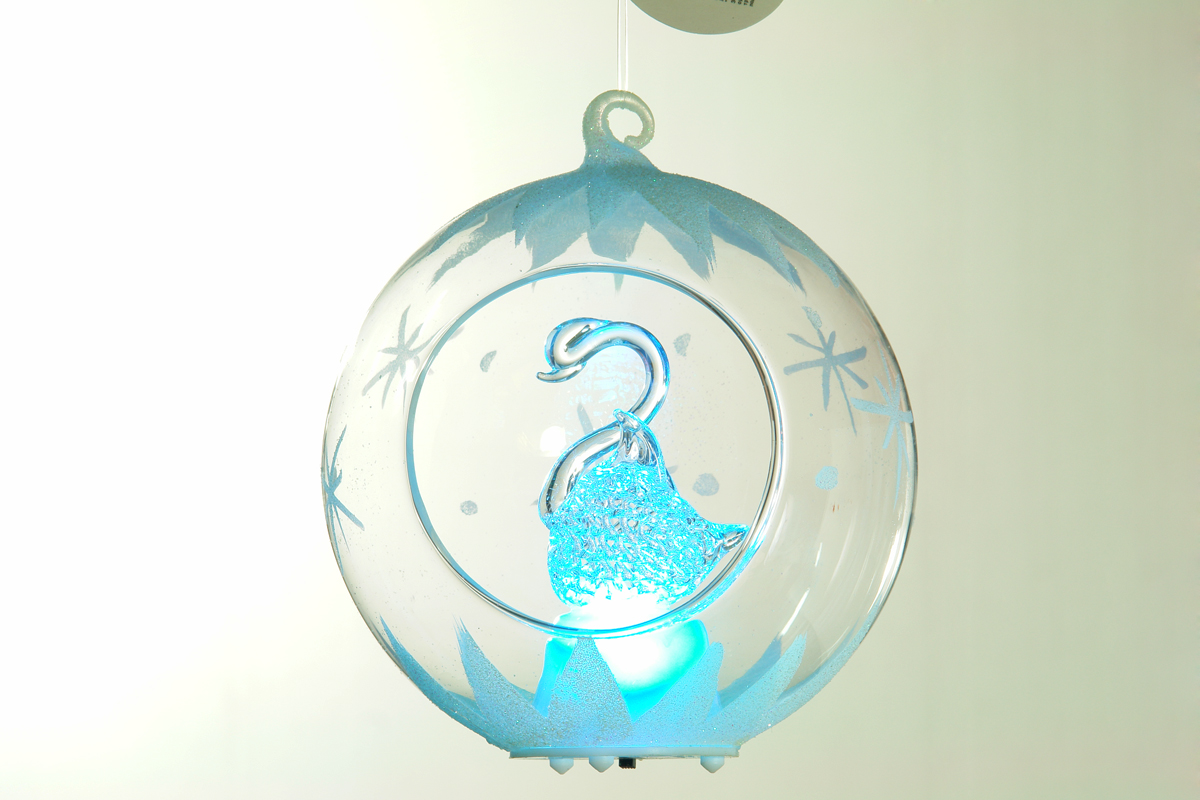 Декоративное изделие Лебедь в шаре 2 с меняющей цвет подсветкой.