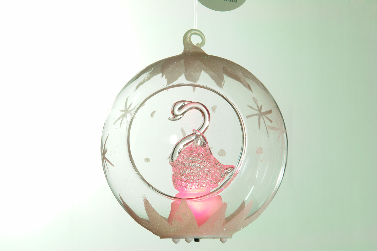 Декоративное изделие Лебедь в шаре 2 с меняющей цвет подсветкой.